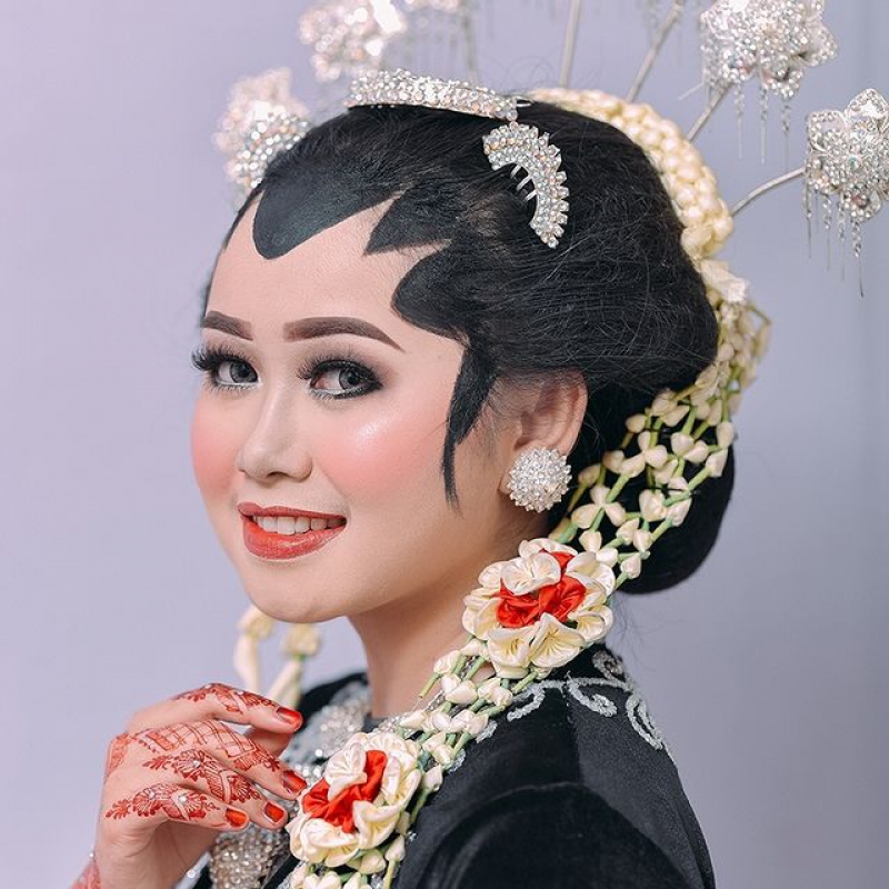 Courtesy @yulandasaputri__   Mua : @delmeefranhansen_makeup 