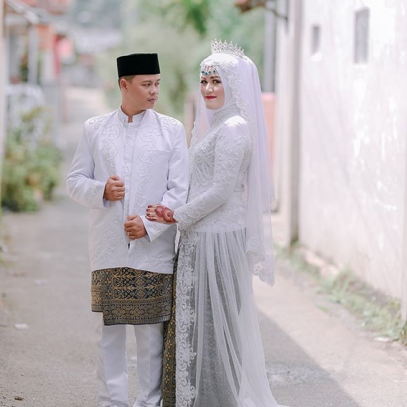 Courtesy @trianandakomala & @firmannhadii  Attire @sakinahpelaminanspn01 