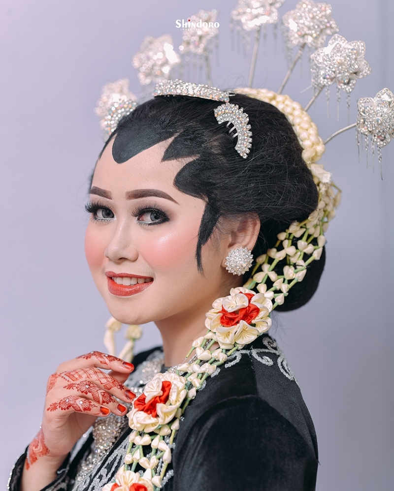 Courtesy @yulandasaputri__   Mua : @delmeefranhansen_makeup 